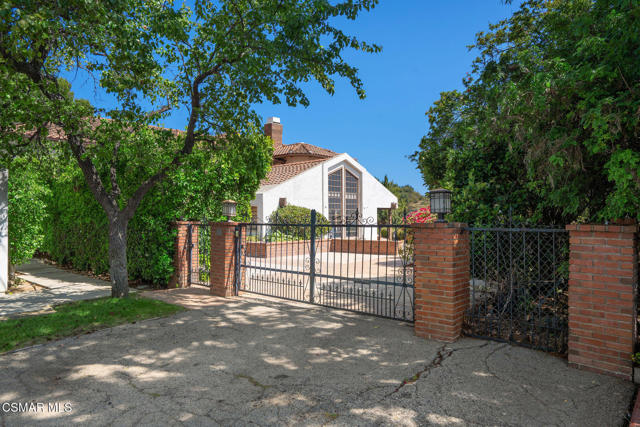 2457 Angelo Drive, Los Angeles CA: https://media.crmls.org/mediaz/35ce25f0-7b5d-4f31-a984-a729b03df6a9.jpg