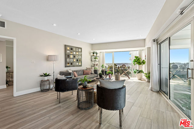 13600 Marina Pointe Drive, Marina del Rey CA: https://media.crmls.org/mediaz/35cf0aca-68f4-4904-903b-433de68b25bf.jpg