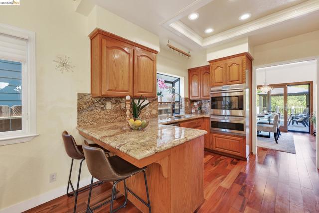4963 Stoneridge Ct, Oakland CA: https://media.crmls.org/mediaz/35cf75c5-d8a3-4197-8e40-695e4acd4be2.jpg