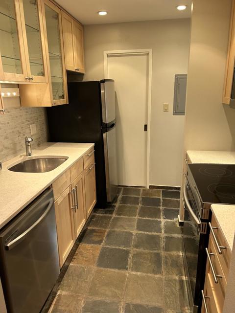 940 Peninsula Avenue, San Mateo CA: https://media.crmls.org/mediaz/35cf7722-3eac-419e-a16b-40d8f84feb6f.jpg