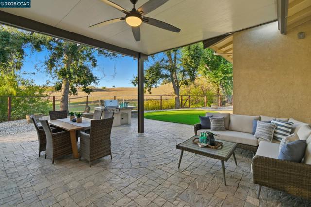 1975 Holly Creek Pl, Concord CA: https://media.crmls.org/mediaz/35cfccd8-cb6a-4078-87b9-1bf82155e9e4.jpg