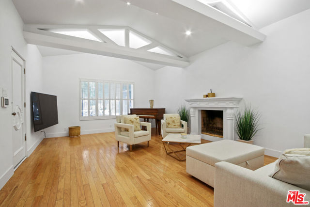 352 S Wetherly Drive, Beverly Hills CA: https://media.crmls.org/mediaz/35cffd0b-1afc-460a-84a3-64d0545d2bed.jpg
