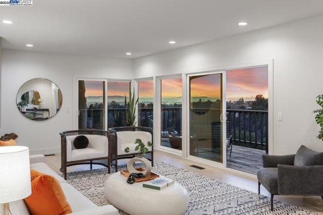 10336 Greenview Dr, Oakland CA: https://media.crmls.org/mediaz/35d106bc-e07d-48e2-9e72-7b188e83a863.jpg