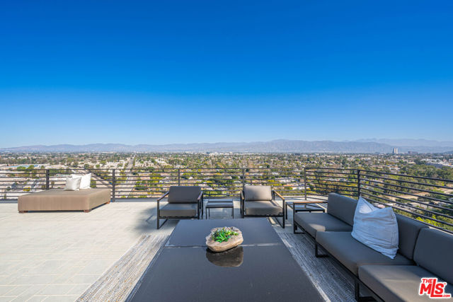 11725 Laurelwood Drive, Studio City CA: https://media.crmls.org/mediaz/35d12f54-eb73-4c6f-b67a-024849ec9cca.jpg