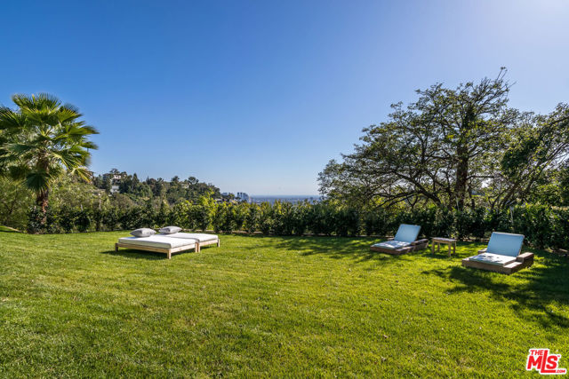 9406 Lloydcrest Drive, Beverly Hills CA: https://media.crmls.org/mediaz/35d16c51-8856-48bb-8bea-997f2653e553.jpg