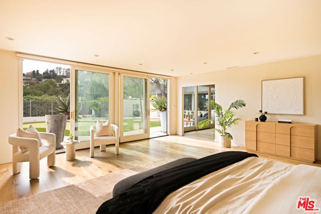 5284 Los Diegos Way, Los Angeles CA: https://media.crmls.org/mediaz/35d1982b-a20c-4fd1-a5cf-6a59b2ad2695.jpg