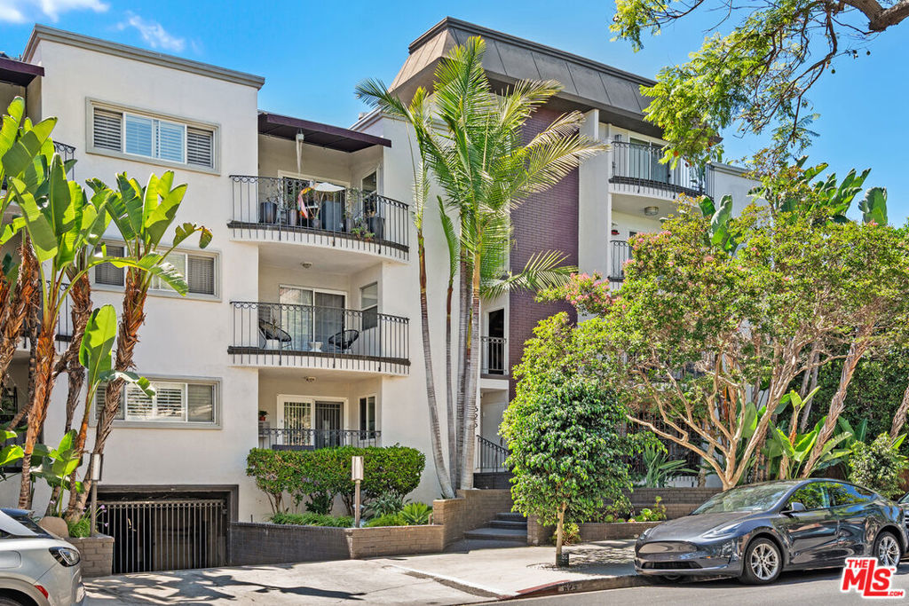 625 N Flores Street #304