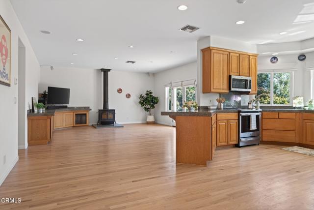 Detail Gallery Image 14 of 70 For 131 San Miguel Dr, Camarillo,  CA 93010 - 4 Beds | 2/1 Baths