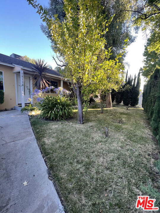 18110 Tarzana Street, Tarzana CA: https://media.crmls.org/mediaz/35d29f97-1b57-48fc-8868-659d0d98c69d.jpg