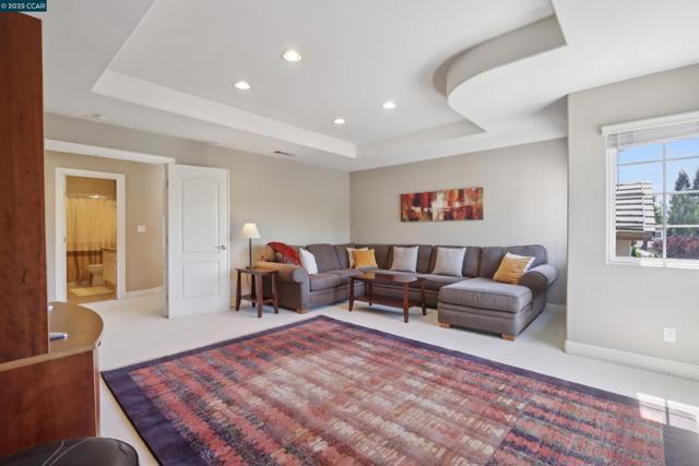 132 Victoria Pl, Danville CA: https://media.crmls.org/mediaz/35d32005-4cd1-407d-9cb8-d1156bc35597.jpg