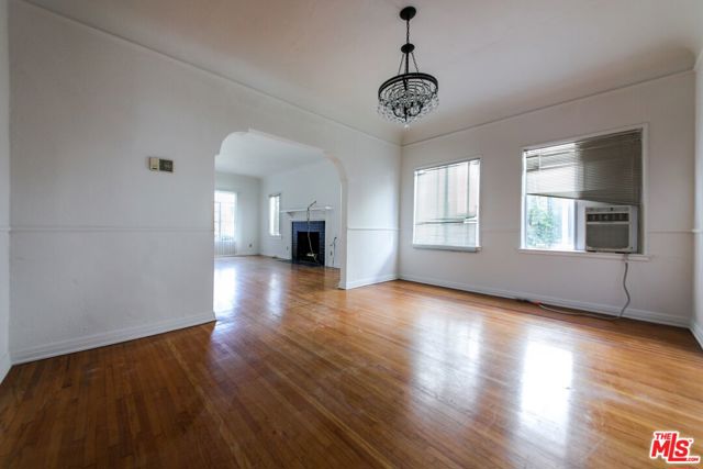 224 S Gale Drive, Beverly Hills CA: https://media.crmls.org/mediaz/35d35594-a9c0-44be-bd53-44cb71650d87.jpg