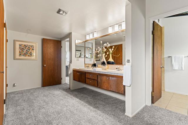 6960 Via Estrada, La Jolla CA: https://media.crmls.org/mediaz/35d43520-6e79-421e-9cc7-0d504622e2e8.jpg