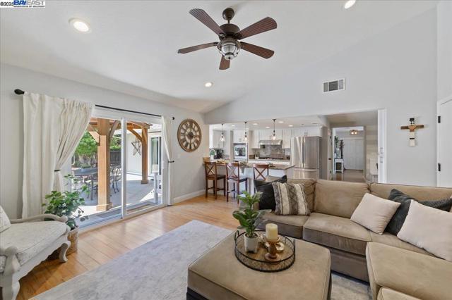 335 Beverly St, Livermore CA: https://media.crmls.org/mediaz/35d449f1-92b4-41d7-bdfb-12bd2e490b3c.jpg