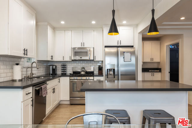 3839 Marcasel Avenue, Los Angeles CA: https://media.crmls.org/mediaz/35d49081-53b4-478f-a208-ac1a463799a9.jpg