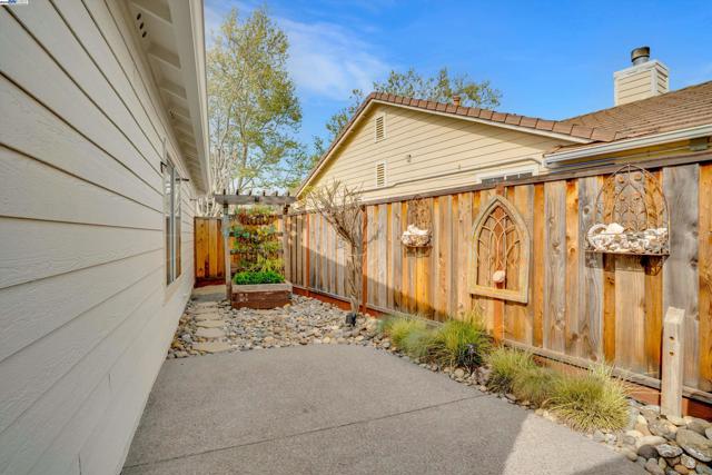 631 Splitrail Ct, Livermore CA: https://media.crmls.org/mediaz/35d4e84b-cb78-4824-a158-c8c023fcf480.jpg