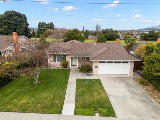 2935 Pine Valley Rd, San Ramon CA: https://media.crmls.org/mediaz/35d5095a-751e-4953-a69b-8516c3112a60.jpg