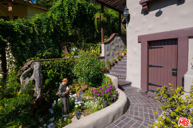 769 Bonita Drive, South Pasadena CA: https://media.crmls.org/mediaz/35d60f9e-89b7-4191-a35c-80f76b811539.jpg