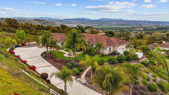 2224 Dos Lomas, Fallbrook CA: https://media.crmls.org/mediaz/35d61686-bce7-49a8-b458-c6fb20d55e10.jpg