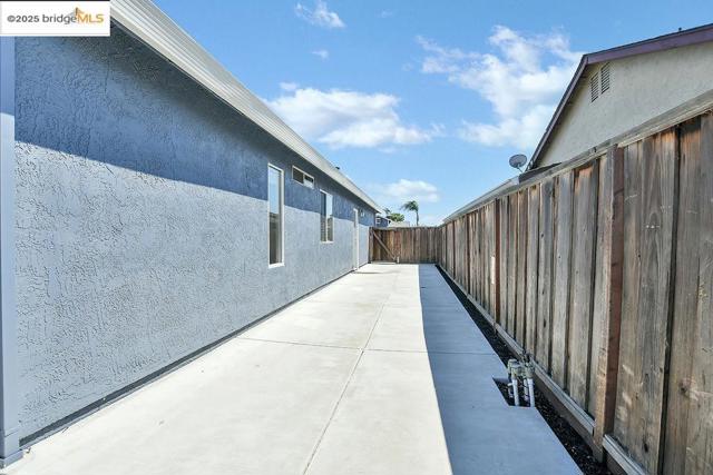 668 Miller Dr, Oakley CA: https://media.crmls.org/mediaz/35d6ad70-7288-4524-a8ea-36ce0331135e.jpg
