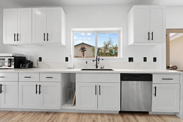 12953 Carriage Rd, Poway CA: https://media.crmls.org/mediaz/35d745f0-3697-4f65-881b-f083c9a3e4fb.jpg