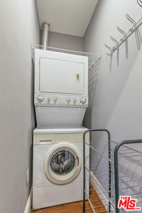 7223 Willoughby Avenue, Los Angeles CA: https://media.crmls.org/mediaz/35d776c8-518b-49e9-a963-569a5444a206.jpg