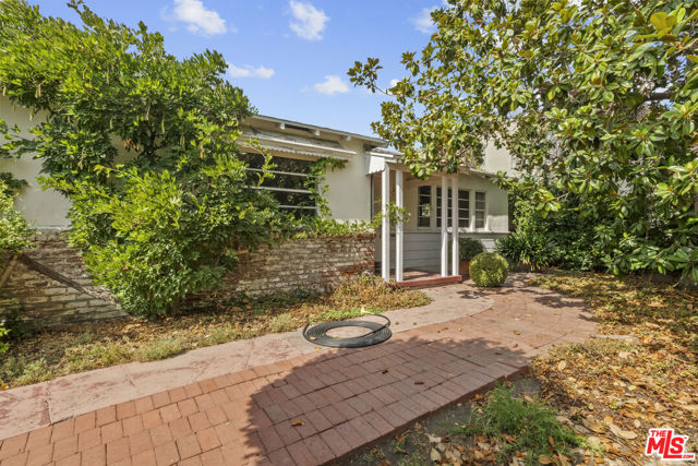 10941 Peach Grove Street, Toluca Lake CA: https://media.crmls.org/mediaz/35d7b5f6-47a2-4c4b-84e3-ad8c80ee0653.jpg