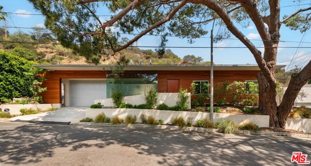 8137 Amor Road, Los Angeles CA: https://media.crmls.org/mediaz/35d7da0e-2a44-479d-93d3-24d846e0d125.jpg