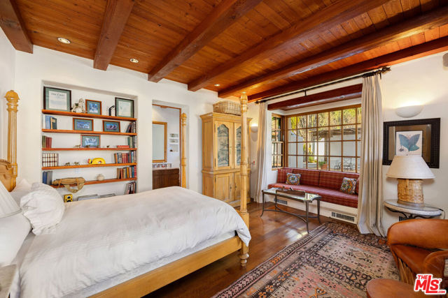 25127 Jim Bridger Road, Hidden Hills CA: https://media.crmls.org/mediaz/35d880fd-4b2b-4177-adfd-6ee3f7ee22c6.jpg