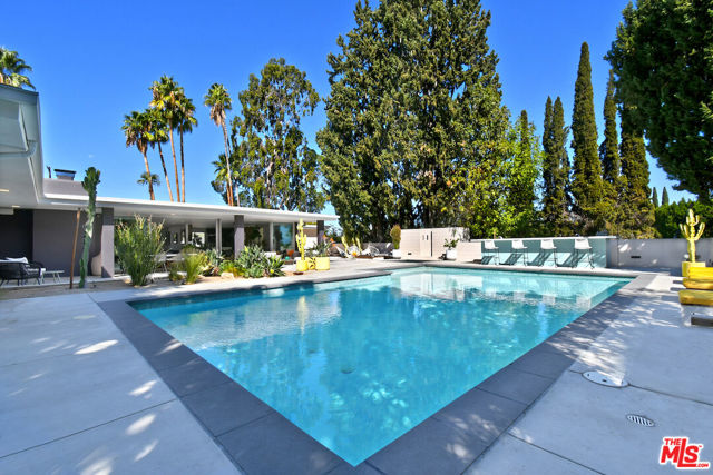 20150 Delita Drive, Woodland Hills CA: https://media.crmls.org/mediaz/35d8b0a1-e6a5-4072-9261-0563b1dbb8d0.jpg
