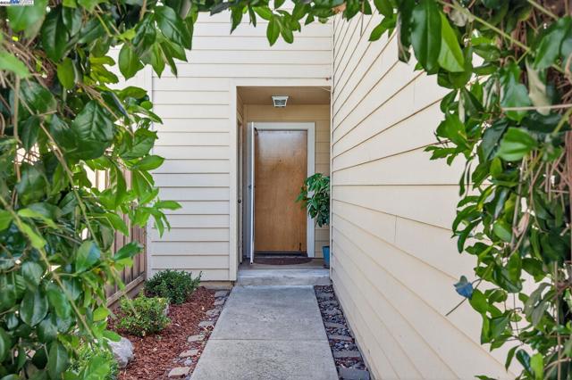 6574 Conestoga Ln, Dublin CA: https://media.crmls.org/mediaz/35da553c-4b51-4f48-96f7-c05f8200e3b9.jpg