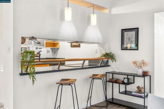 2720 Oak Rd, Walnut Creek CA: https://media.crmls.org/mediaz/35da74d3-69fc-43e6-8a40-f887e258c45e.jpg