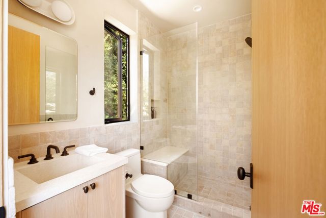 636 N Laurel Avenue, Los Angeles CA: https://media.crmls.org/mediaz/35da8a68-fae1-436f-b99b-8433c291dd50.jpg