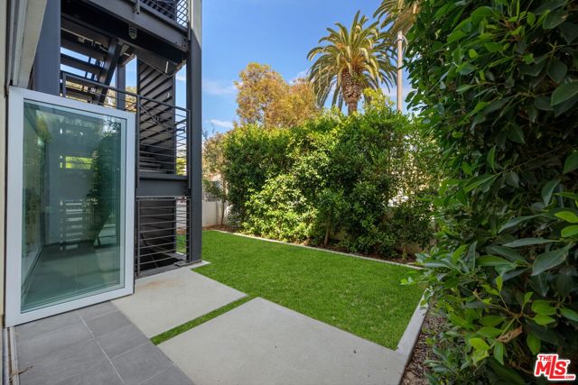 621 N Kings Road, West Hollywood CA: https://media.crmls.org/mediaz/35db8830-40fe-4a31-a7ca-a81c7c3e21b6.jpg