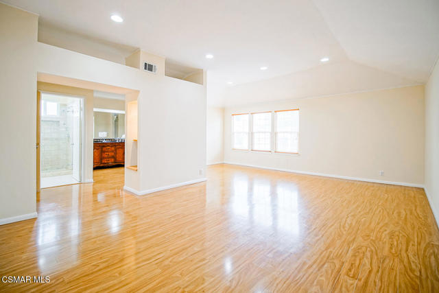 2111 Peak Place, Thousand Oaks CA: https://media.crmls.org/mediaz/35dce297-5552-4b7c-9edd-67877a156823.jpg