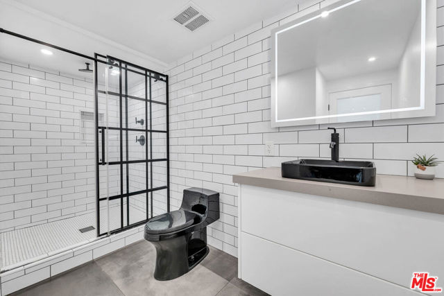 24 20th Avenue, Venice CA: https://media.crmls.org/mediaz/35dcf098-027f-40fd-ab77-9efbd64d6a34.jpg