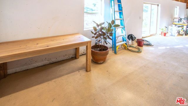 5787 Calpine Drive, Malibu CA: https://media.crmls.org/mediaz/35dd3578-efa6-43ed-9425-7931fdaa1c6e.jpg