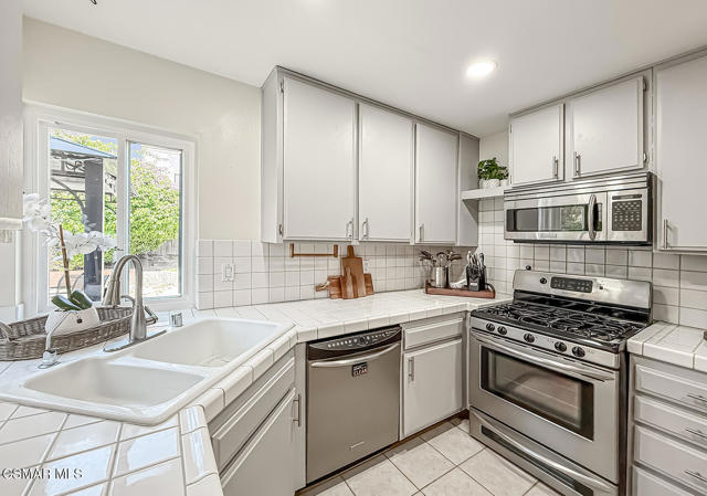 2514 Glenhurst Court, Simi Valley CA: https://media.crmls.org/mediaz/35dd3ee1-dc6e-4af2-8bdc-34e9a96959aa.jpg