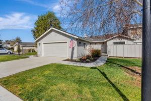 700 Duffin Drive, Hollister CA: https://media.crmls.org/mediaz/35dd953d-8deb-4437-b0be-8d797d119a17.jpg