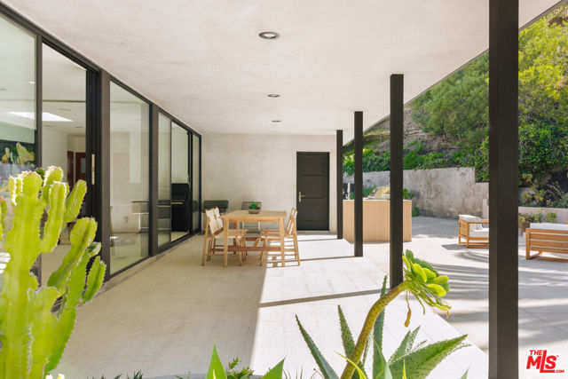 9991 Liebe Drive, Beverly Hills CA: https://media.crmls.org/mediaz/35de01d0-744c-4695-9b3a-0c6b12e4ad1f.jpg