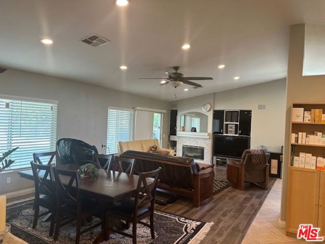 44 E Sutton Place, Palm Desert CA: https://media.crmls.org/mediaz/35de3c98-a5f0-416c-8aec-654493ed27b4.jpg