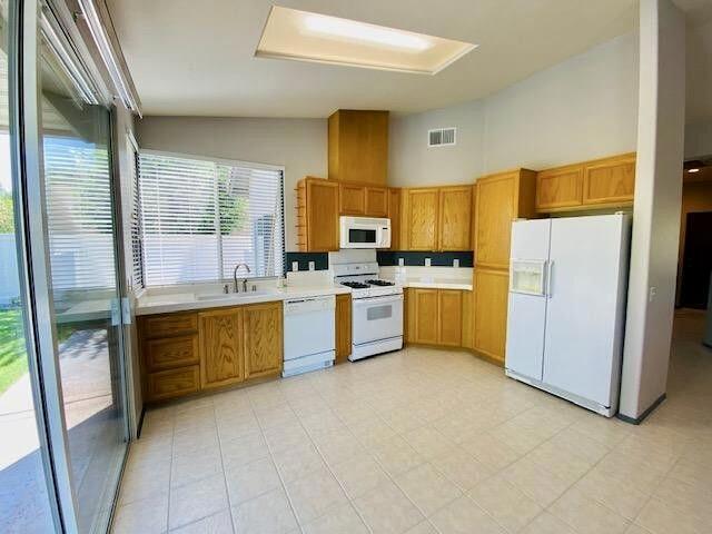 230 Strada Fortuna, Palm Desert CA: https://media.crmls.org/mediaz/35e035b0-6b21-4aa0-b129-5198d77a802a.jpg