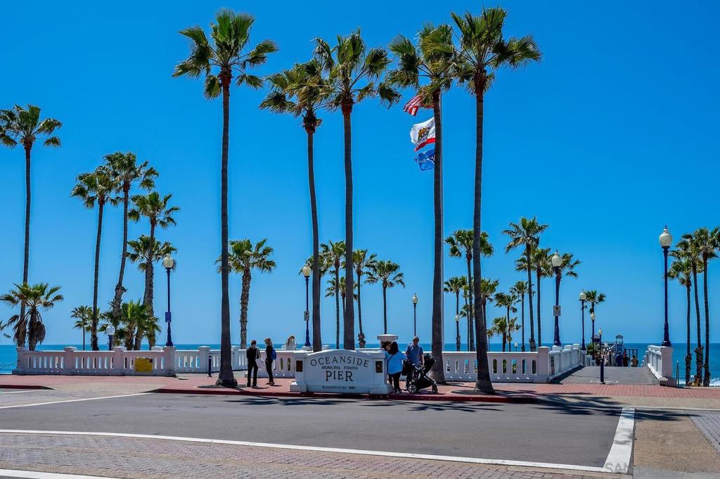 https://media.crmls.org/mediaz/35e1e586-95b9-41e2-8d2a-c62f7e9c6c7a.jpg?preset=X-Large