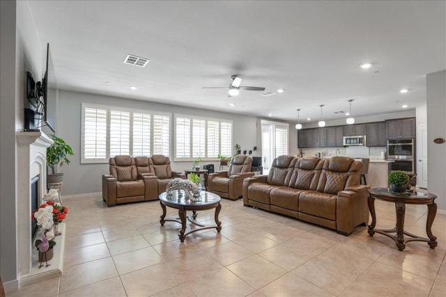 40804 Varese Street, Indio CA: https://media.crmls.org/mediaz/35e25ca1-1f51-42f5-a30e-138c2327bd08.jpg