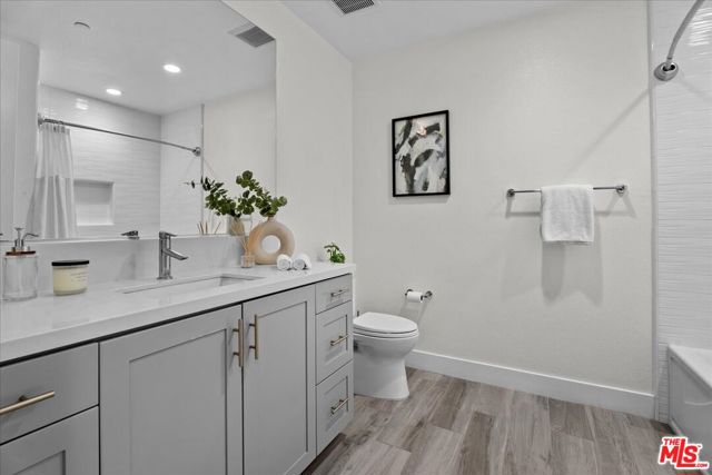 12714 W Sea Spray Place, Playa Vista CA: https://media.crmls.org/mediaz/35e26c49-0d12-4831-8a27-25df95876db2.jpg