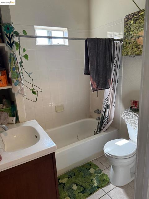 2542 Filbert St, Oakland CA: https://media.crmls.org/mediaz/35e287df-51a0-4519-ac60-1b6fb963932c.jpg