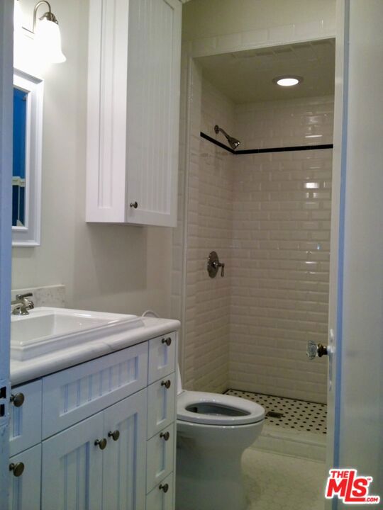 347 N Curson Avenue, Los Angeles CA: https://media.crmls.org/mediaz/35e32029-62b7-438d-9629-d7defab8d54f.jpg