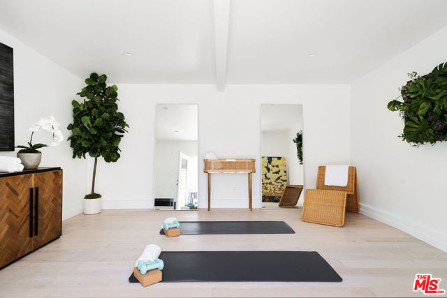 363 N Kings Road, Los Angeles CA: https://media.crmls.org/mediaz/35e496eb-ceb8-49ad-8abe-38fc1c1fc4d9.jpg