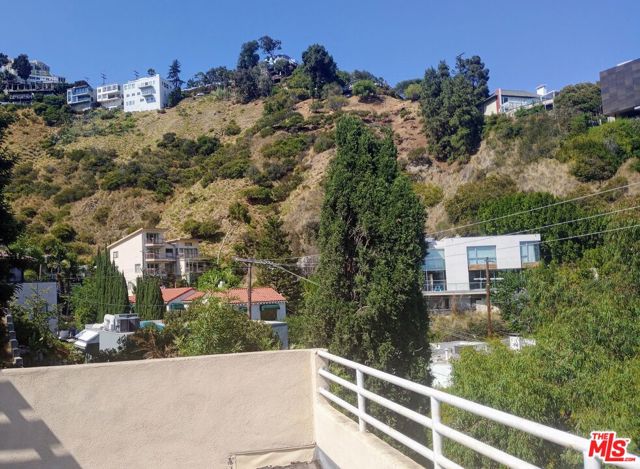 8613 Franklin Avenue, Los Angeles CA: https://media.crmls.org/mediaz/35e57408-74b5-4472-9f4c-1b73889d32eb.jpg