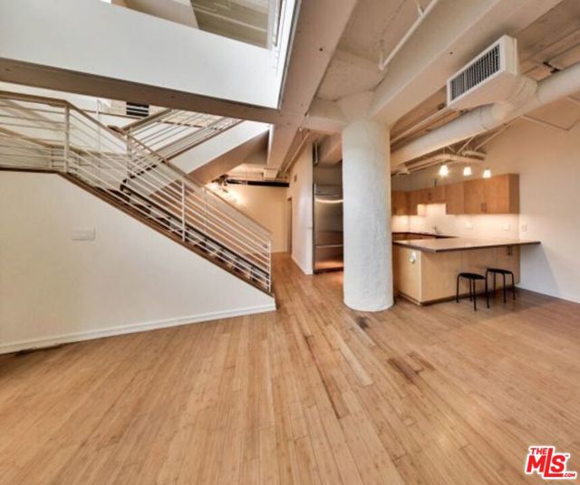 330 W 11th Street, Los Angeles CA: https://media.crmls.org/mediaz/35e5f212-045e-4c89-b07c-9758f3ef74ae.jpg