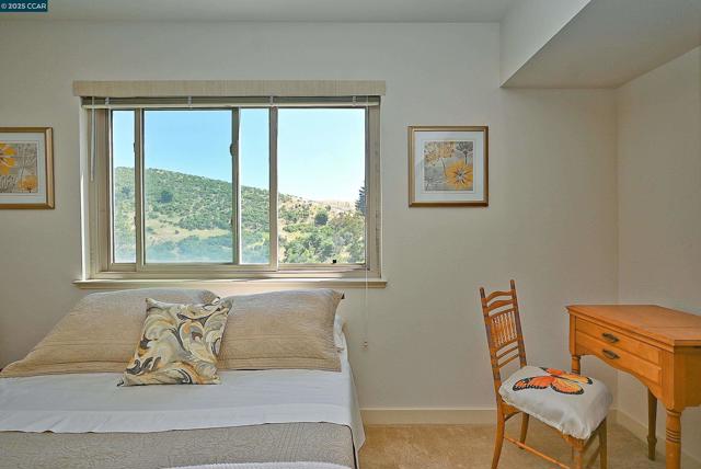 594 Morning Glory Dr, Benicia CA: https://media.crmls.org/mediaz/35e60a4d-6b06-44b2-a549-27d0de28f7a7.jpg
